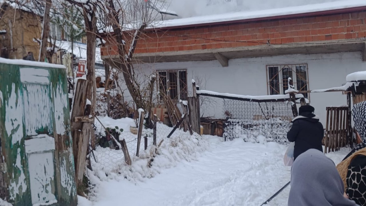 Evinde çıkan yangını söndürmeye çalışırken yaralandı