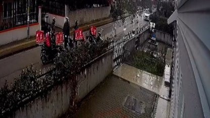 Evine 20 günde 400 sahte sipariş ile asılsız ihbar geldi; kapıda yan yana sıralanan motokuryeler kamerada