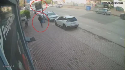 Fırtınada düşen tabelanın altında kalmaktan son anda kurtuldu