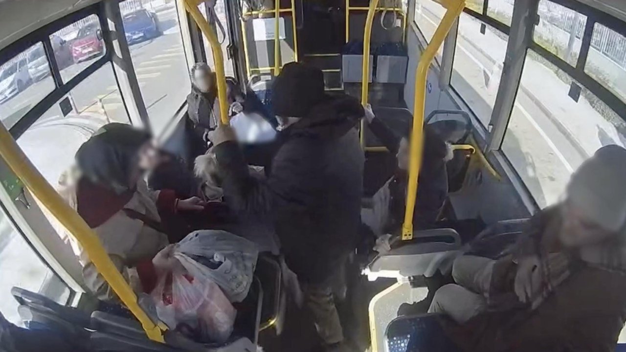 Halk otobüsü şoförü, fenalaşan yolcuyu hastaneye yetiştirdi