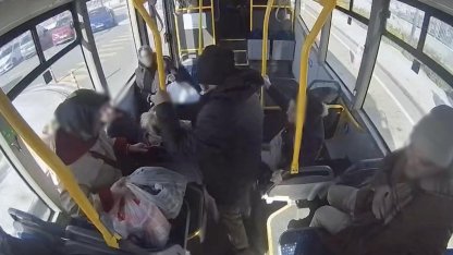 Halk otobüsü şoförü, fenalaşan yolcuyu hastaneye yetiştirdi