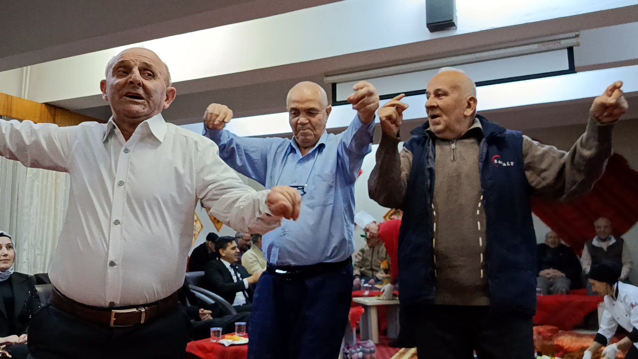 Huzurevi sakinleri sıra gecesinde moral buldu