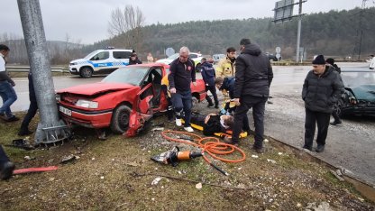 İki otomobil kafa kafaya çarpıştı: 1’i ağır, 3 yaralı