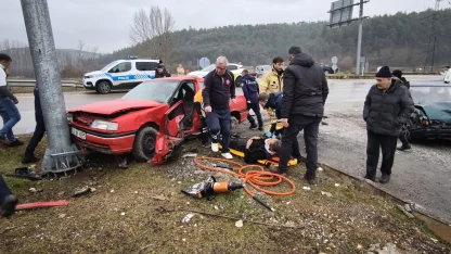 İki otomobil kafa kafaya çarpıştı: 1’i ağır, 3 yaralı