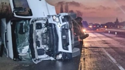 İnegöl'de devrilen iplik yüklü TIR’ın sürücüsü yaralandı