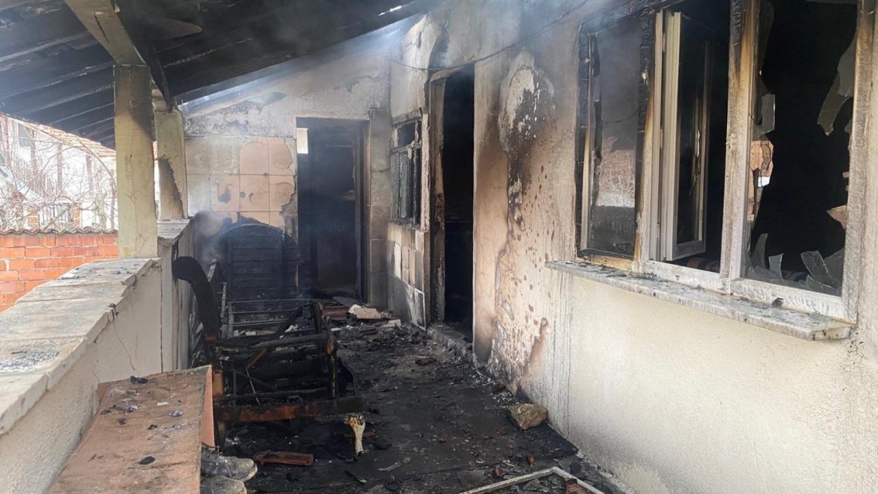 İnegöl'de, tek katlı ev yangında kullanılmaz hale geldi