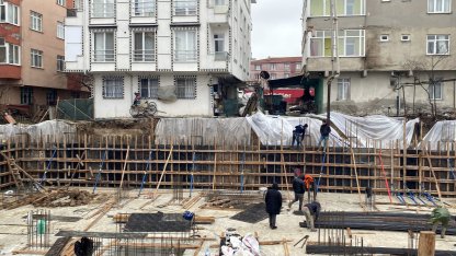 İnşaat temelinin yanındaki 3 binanın bahçesinde toprak kayması; 25 kişi tahliye edildi