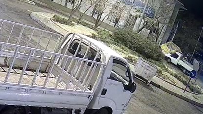 Kamyonet, taksi durağına çarptı