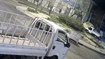 Kamyonet, taksi durağına çarptı