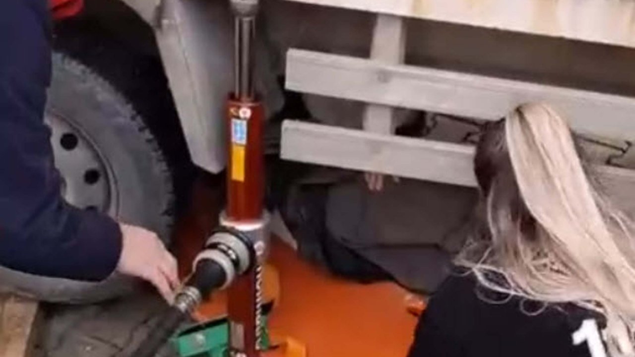 Kamyonetin tekeri altında kaldı; itfaiye kurtardı