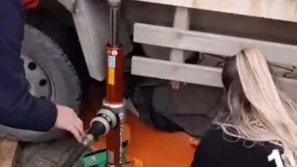 Kamyonetin tekeri altında kaldı; itfaiye kurtardı