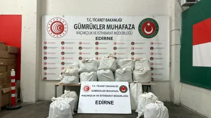 Kapıkule’de 2 otomobilde 20 kilo 812 gram esrar ele geçirildi