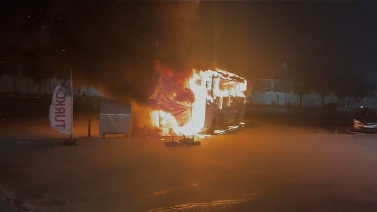 Kapıkule'de yolcu otobüsü alev alev yandı