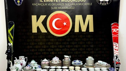Kapıkule’den giren otomobilde, 128 kaçak el sanatı eseri ele geçirildi