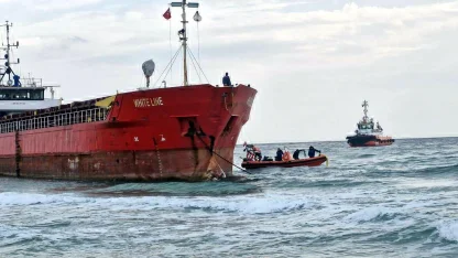 Karaya oturan kuru yük gemisini kurtarma çalışmaları sürüyor