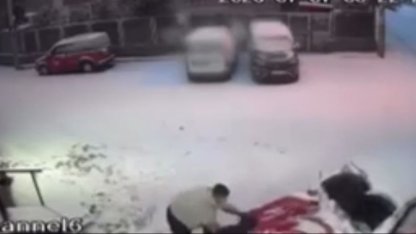 Karla kaplı yolda kayan otomobili durdurup, kazayı önlediler