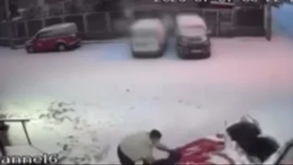 Karla kaplı yolda kayan otomobili durdurup, kazayı önlediler