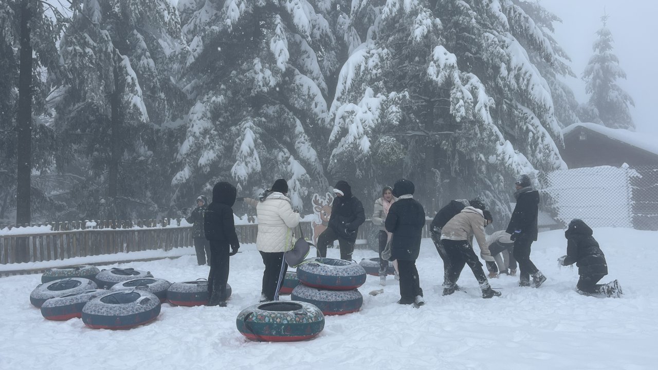 Kartepe’de kar keyfi; tatilciler şambrelle kaydı, kar topu oynadı / Ek fotoğraflar