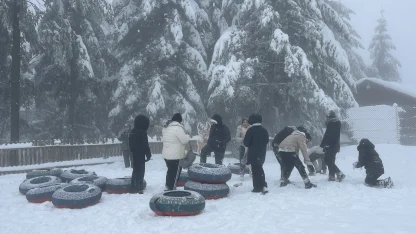 Kartepe’de kar keyfi; tatilciler şambrelle kaydı, kar topu oynadı / Ek fotoğraflar