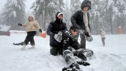 Kartepe’de kar keyfi; tatilciler şambrelle kaydı, kar topu oynadı