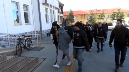 Kendilerini savcı olarak tanıttıkları kişiyi altınlarını alıp dolandıran 3 şüpheli tutuklandı