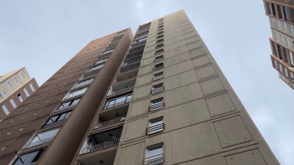 Kiralamak için baktığı 17'nci kattaki dairenin balkonundan düşüp öldü