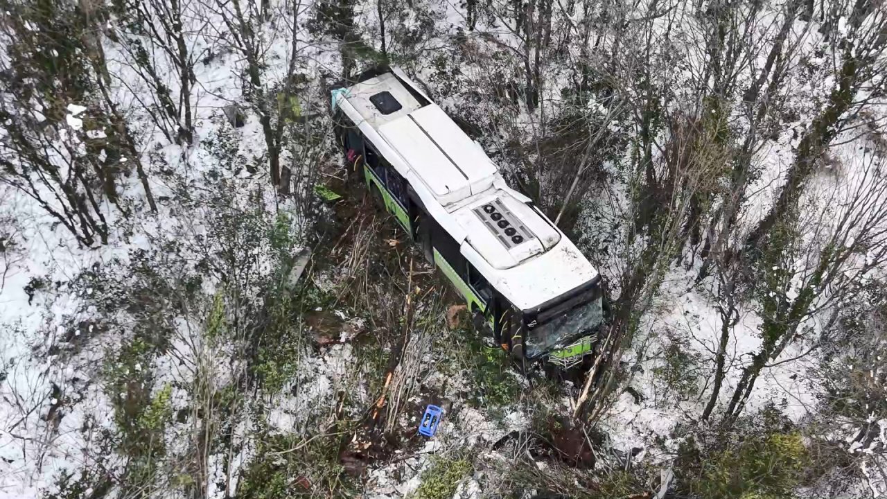Kocaeli'de belediye otobüsü şarampole devrildi: 12 yaralı
