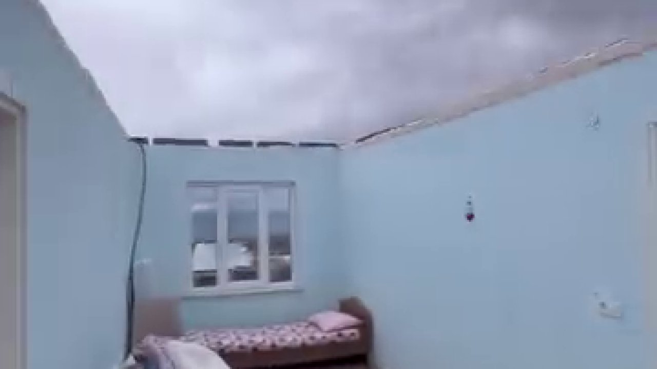 Kocaeli’de şiddetli fırtınada çatılar uçtu, minare devrildi; o anlar kamerada