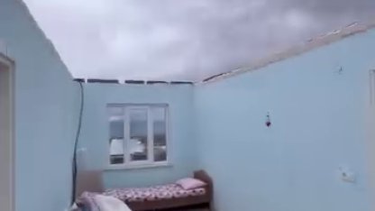 Kocaeli’de şiddetli fırtınada çatılar uçtu, minare devrildi; o anlar kamerada