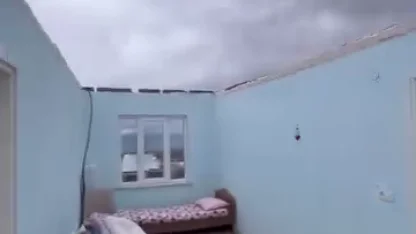 Kocaeli’de şiddetli fırtınada çatılar uçtu, minare devrildi; o anlar kamerada