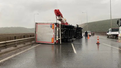 Koceli'de fırtına; çatı uçtu, TIR'lar devrildi , kalas otobüs camından girdi