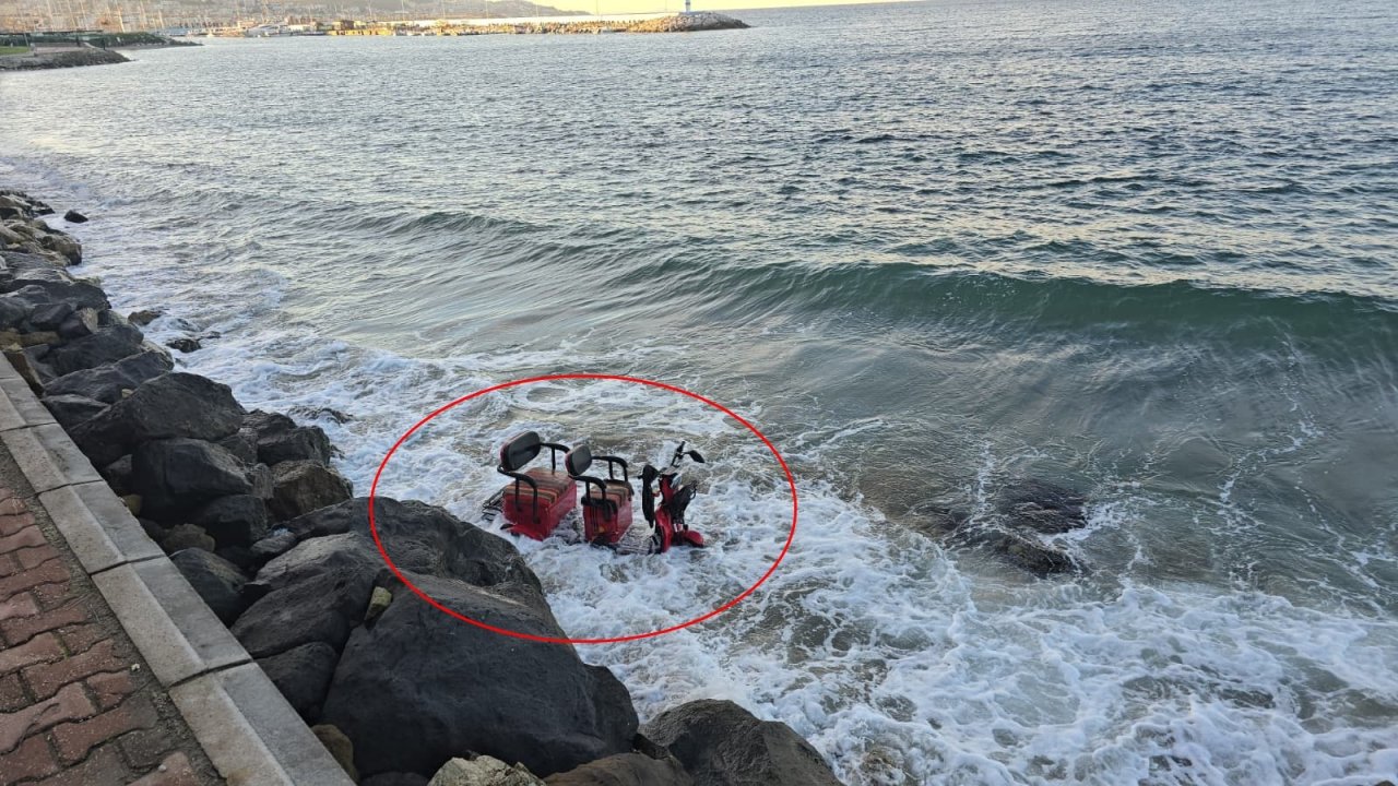 Kontrolden çıkan elektrikli motosiklet denize düştü; 2 yaralı