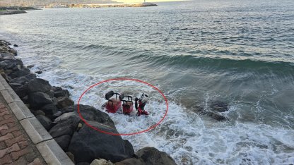 Kontrolden çıkan elektrikli motosiklet denize düştü; 2 yaralı