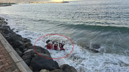 Kontrolden çıkan elektrikli motosiklet denize düştü; 2 yaralı