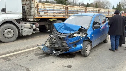 Kontrolden çıkan otomobil, kırmızı ışıkta duran başka otomobile çarptı