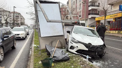 Kontrolden çıkan otomobil refüjdeki reklam panolarına çarptı