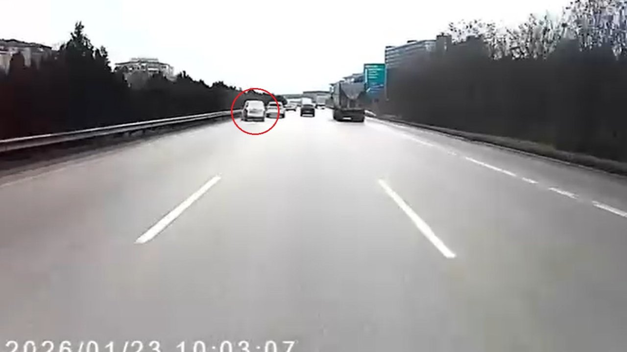 Kontrolünü kaybettiği aracıyla TIR’a çarpmaktan son anda kurtuldu