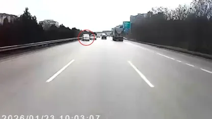 Kontrolünü kaybettiği aracıyla TIR’a çarpmaktan son anda kurtuldu