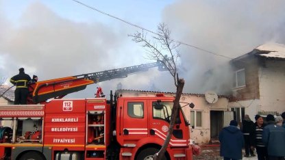 Köyde çıkan yangında 2 ev hasar gördü
