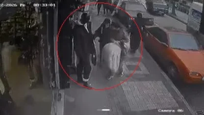 Mağaza önündeki kıyafetleri çaldılar; o anlar kamerada