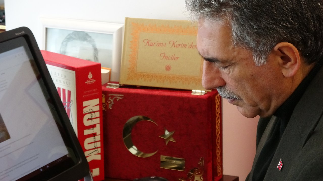 Makam odasının kapısını sökerek göreve başlayan başkan; 10 spor dalıyla ilgilenip, türkü ve ilahi söylüyor