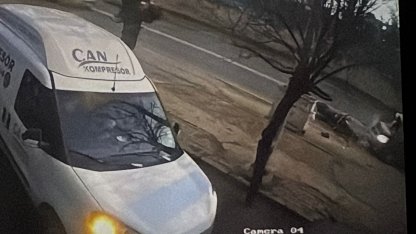 Motosiklet ile hafif ticari aracın çarpıştığı kaza kamerada: 2 yaralı