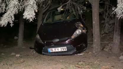 Motosikletle çarpışan otomobil AVM bahçesine savruldu: 2 yaralı