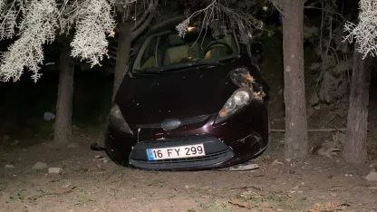 Motosikletle çarpışan otomobil AVM bahçesine savruldu: 2 yaralı
