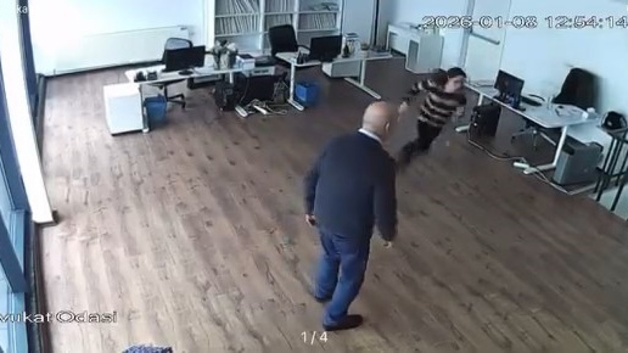 Ofisin tavanı çöktü, 2 kişi son anda kurtuldu: O anlar kamerada