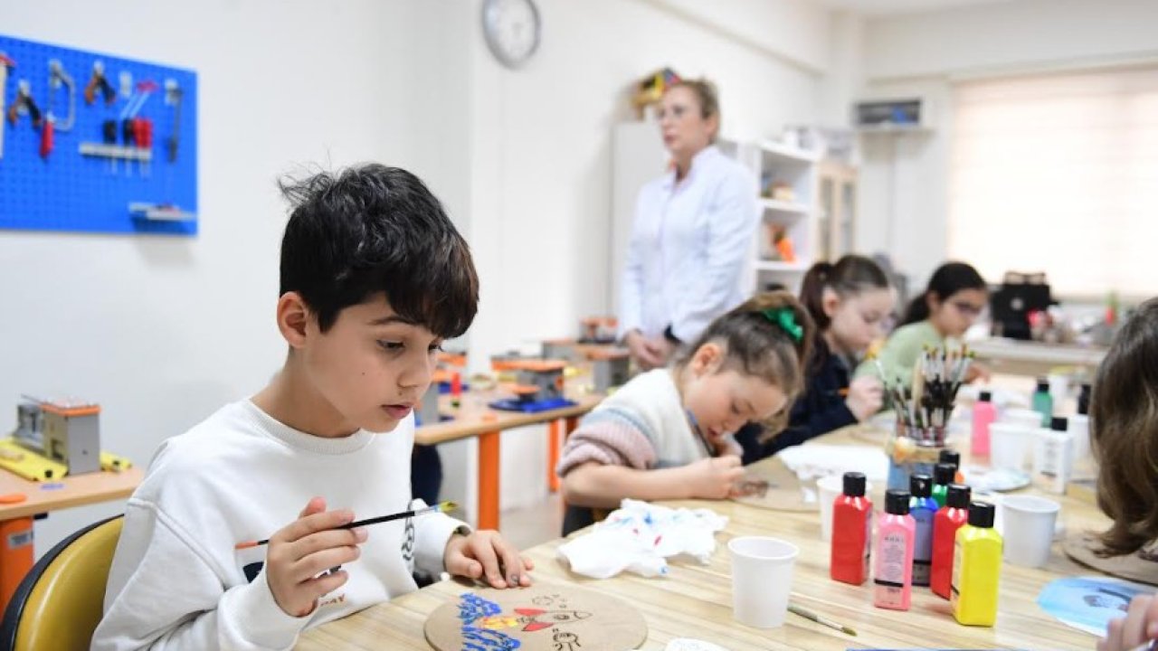 Okudukları kitaplardan ilham aldıkları çizimlerini tasarıma dönüştürüyorlar