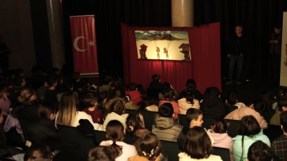 Osmangazi’de açılan ‘Karagöz Perdesi’ne çocuklardan yoğun ilgi