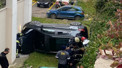 Otomobil, apartman bahçesine uçtu: 2 yaralı