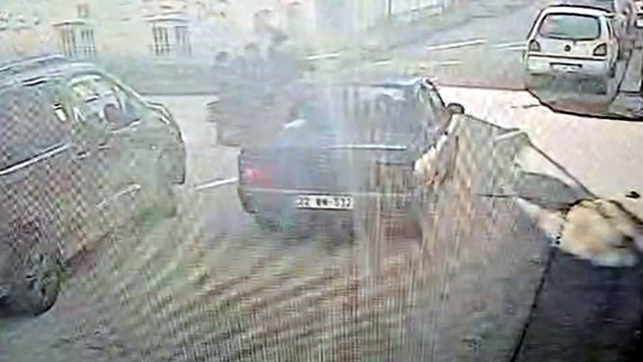 Otomobil, elektrikli bisiklete çarptı; kaza kamerada, 3 yaralı