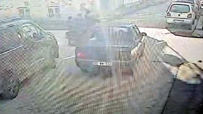 Otomobil, elektrikli bisiklete çarptı; kaza kamerada, 3 yaralı